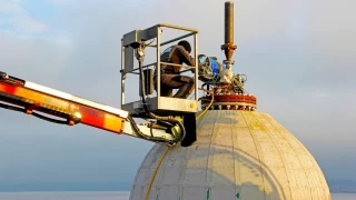 Almacenamiento de energía eléctrica excedente en esferas huecas de hormigón sumergidas