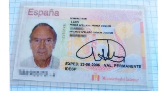 Luis Carbó, maltratado por Ryanair a los 89 años por tener un DNI permanente