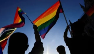 Nueva polémica en Huelva: el Ayuntamiento califica a las personas LGTBIQ+ como "diferentes"