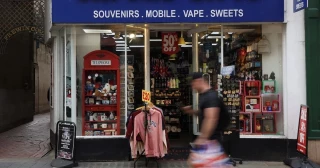 Una tienda de souvenirs cobra 900 euros a unos turistas por dos bolsas de caramelos: la policía hace una redada y dos dependientes se dan a la fuga