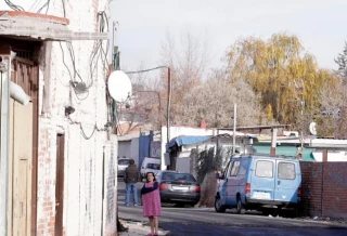 Lío interno en el PP de Madrid tras filtrarse que Ayuso gastará más de 8 millones en buscar "viviendas nuevas" para residentes de la Cañada Real