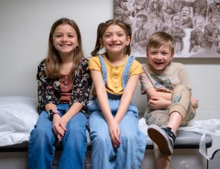 Una terapia española salva la vida de “la familia con peor suerte del mundo”