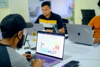 Hizo una web completa como tarea en una entrevista de trabajo. Se la encontró online una semana después de que no le contratasen