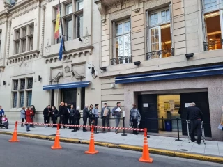 Medio millón de personas esperan por su turno ante consulados desbordados y la Argentina concentra la mayor demanda