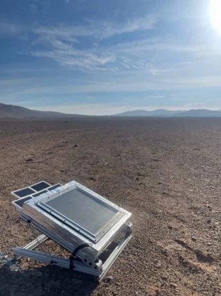 Equipo de ingenieros optimizan dispositivo con hidrogel higroscópico y multiplican x10 la velocidad de recolección de agua del aire seco, extrae hasta 2 litros de agua al día en el desierto de Atacama