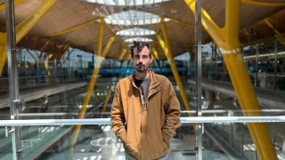Salva, el productor musical y DJ que lleva 3 años durmiendo en Barajas: "Si los sueldos no suben cualquiera acaba aquí"