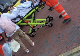 Investigan a un taxista que se negó a trasladar a la mujer que dio a luz en plena calle