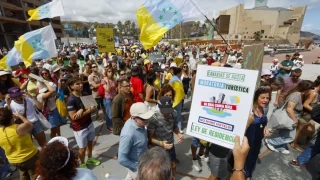 "Vacaciones en el infierno": el 'Daily Mail' dice que los viajeros británicos en Canarias no se atreven a salir por las protestas antiturísticas