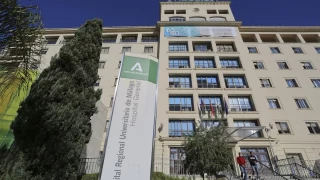 Dejan sola a una alumna 2º de enfermería a cargo de toda la planta de Digestivo del hospital Regional de Málaga