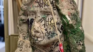 Aparece en París el busto de Jim Morrison que fue robado de su tumba hace 37 años