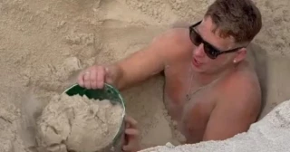 Un turista británico cava un agujero en la arena, se mete dentro y tiene que ser rescatado