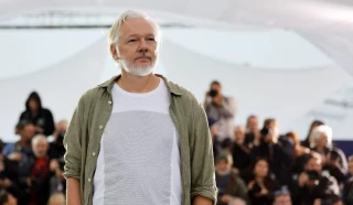 Julian Assange impacta en Cannes con polera que exhibe los nombres de 4.986 niños palestinos muertos en Gaza