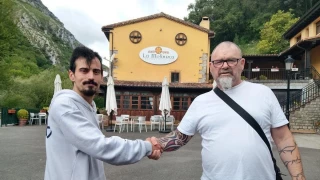 Un empresario asturiano contrata a un sintecho que llevaba más de dos años viviendo en el aeropuerto de Barajas: "Me llamó la atención"