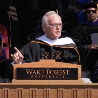 El periodista de '60 minutes' Scott Pelley se hace viral por su ataque a Trump: "La ignorancia trabaja para el poder"