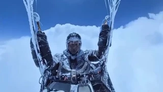 Un parapentista chino logra sobrevivir tras casi morir congelado al ser arrastrado a más de 8.500 metros de altitud