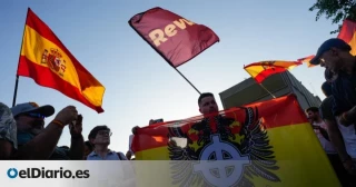 Banderas franquistas y brazos en alto en una manifestación semidesierta contra Sánchez en Moncloa