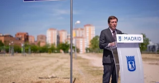 Almeida dedica un parque con vegetación seca al alcalde que creó el Día del Árbol y las redes se ceban con él: "Es un trozo de tierra árida"