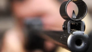 Por "diversión": extremistas de derechas borrachos se disparan en las piernas [DEU]