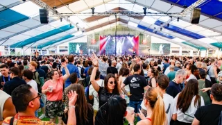 La ola de renuncias de bandas en festivales de KKR abre la vía legal para pedir la devolución de entradas