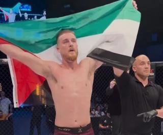 El luchador irlandés de artes marciales mixtas, Paddy McCorry, apalizó y derrotó al soldado sionista Shawky Faraj al grito "Free Palestine" [Noticia]