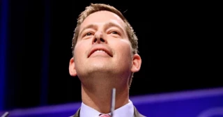 Estados Unidos :El concursante de telerrealidad que dirige el Departamento de Transportes acaba de aumentar el coste del combustible en 23.000 millones de dólares (ENG)