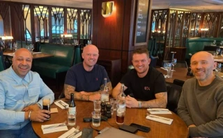 Tommy Robinson expulsado de un asador de Mayfair después de que el personal «se sintiera incómodo sirviéndole».