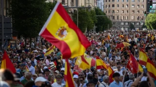 El PP se rodea de Aznar, Rajoy y Camps en una protesta masiva contra la "degradación" del Gobierno de Sánchez