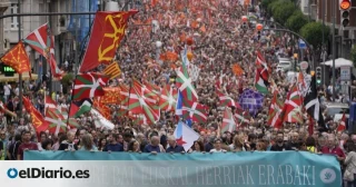 Miles de personas llenan Bilbao en una masiva movilización por el derecho a decidir vasco organizada por Gure Esku