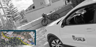 Un vecino cierra una calle pública de Calp utilizando bloques de hormigón de media tonelada