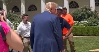 Fans de Donald Trump temen demencia al verse un "catéter" en sus pantalones