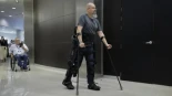 Volver a caminar tras 27 años en silla de ruedas: "Mi mujer y mi hija se pusieron a llorar al verme con el exoesqueleto"