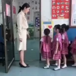 Niños en Tailandia escogen cómo saludar a su profesora