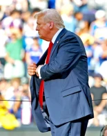 Trump se guarda una medalla de la FIFA en el bolsillo durante la entrega del trofeo al Chelsea
