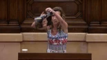 La diputada de la CUP Laia Estrada rompe una fotografía del rey Felipe VI durante una intervención en el Parlament