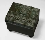 Fragmento de caja del periodo Seljuq con una cerradura de combinación con más de 4 mil millones de combinaciones [Ing]