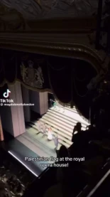 Un miembro del reparto de la Ópera Real protestó desplegando la bandera palestina [EN]