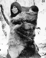 Mujer selk'nam cargando a su hijo en la espalda en 1923 [ENG]