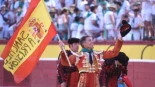 El torero Manuel Escribano responde a su polémica por portar una bandera con el lema "Sánchez a prisión"Desconocía por completo que llevaba ese mensaje"