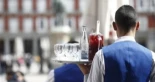 Nadie quiere trabajar de camarero, dicen los hosteleros: ganan 16.274 euros de media y “duermen en el coche”