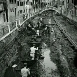 Limpiando los canales de Venecia en 1956
