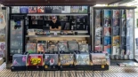El quiosco de Madrid que un vecino ha resucitado vendiendo vinilos: "Lo que más triunfa es el rock"