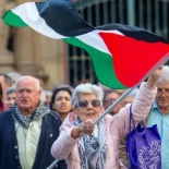 "Fue un momento horroroso": La Policía intenta 'fichar' a la 'abuela de Iruña' por su activismo a favor de Palestina