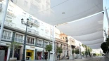 Críticas a los toldos instalados en el centro de Sevilla: "68 metros de calle, a 22 de agosto y tapando el tranvía; encima pretenderán que les aplaudamos"
