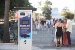 Colas en los alcoholímetros de la Feria de Málaga para competir por ver quién bebe más