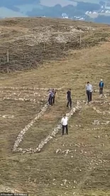 Turistas israelíes desmontan una cruz en Gales y usan las piedras para hacer una estrella de David