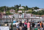En San Juan de Luz están descubriendo algo: los turistas se están yendo de "picnic" a la playa ante los precios de los bares