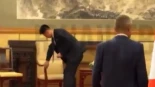 El momento en el que un guardaespaldas de Kim Jong-un elimina su ADN de la butaca de la sala en la que se reunió con Putin