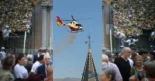Granada. El ejército del aire utiliza un helicóptero para lanzar miles de pétalos de flores en ofrenda a la virgen de las Angustias