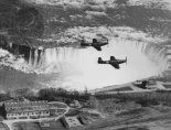 Aviones con la estrella roja soviética sobrevolando las Cataratas del Niágara en los años 40