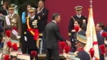 Así ha sido el momento del saludo entre Sánchez y Ayuso antes del desfile del 12-O